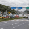 Imagen de una vía principal de Bogotá donde se aprecian diferentes vehículos circulando en normalidad.