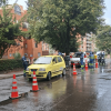 Foto que muestra personas, carros y policías 