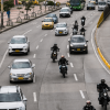Foto que muestra vehículos andando por las calles 