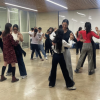 Imagen de varias personas bailando en pareja en uno de los salones del CEFE Chapinero.