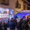 Imagen de muchas personas que participan en la Noche del Museo 2025.