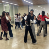 Imagen de varias personas tomando una clase de baile en el CEFE Chapinero.