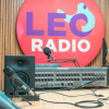 Imagen de estudio de grabación Leo radio con su logo