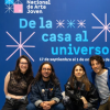 Imagen de dos hombres y dos mujeres que son los expositores de ´De la casa al universo` atras de ellos se ve el cartel promocional de la exposiciòn.
