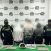 Foto que muestra tres capturados y dos policías 