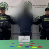 Hombre capturado en medio de dos policías.