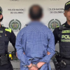 Foto de una persona capturada junto a dos policías
