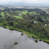 Vista aérea del parque La Florida, con amplias áreas de césped, árboles, senderos y varios campos deportivos distribuidos en el terreno.
