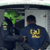 Foto que muestra dos policías y un capturado