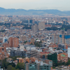 Vista panorámica de Bogotá desde un punto elevado. En la imagen se observan edificios residenciales y comerciales de diferentes alturas, vías urbanas y sectores densamente construidos que se extienden hacia el horizonte bajo un cielo parcialmente nublado.