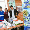 Foto de tres estudiantes de colegio de Bogotá mostrando un proyecto