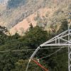 Foto que muestra personas con el uniforme de Enel Colombia realizando labores de mantenimiento