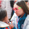 Foto de una doctora maquillando a una niña