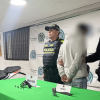 Hombre capturado en medio de dos policías.