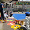 Foto de ciudadanos de Barrios Unidos pintando una cancha de fútbol 