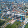 Foto que muestra edificios, calles y carros 