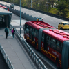 Foto de un bus de TransMilenio en una vía de Bogotá