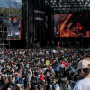 Asistentes en Bogotá reunidos frente a un escenario principal durante un concierto masivo al aire libre, con pantallas gigantes, estructuras de iluminación y equipos de sonido en el parque Simón Bolívar donde se realizará Rock al Parque 2026.