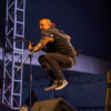 Imagen de un artista en tarima de Rock al Parque tocando una guitarra.