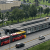 Foto que muestra un bus de TransMilenio y vehículos andando por la calle