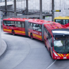 Foto de buses de TransMilenio en una vía de Bogotá