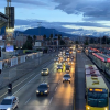 Foto de El Campín en Bogotá y varios vehículos entre estos buses de TransMilenio
