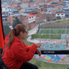 Foto que muestra una mujer en una cabina del TransMiCable 