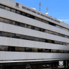 Foto que muestra una fachada de un edificio blanco con el letrero Secretaría de Educación 
