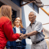 Foto que muestra un hombre y una mujer que se dan la mano 