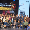 Imagen de varias personas en un escenario con caras de celebración.