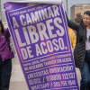 Foto de dos mujeres cargando un cartel que dice "Mujeres y niñas tienen derecho a caminar libres de acoso".