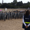 Personal uniformado y equipos de respuesta se reúnen en formación durante un ejercicio de preparación para emergencias en un espacio abierto.