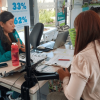 Foto que muestra personas hablando en una oficina 