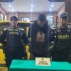 Foto de hombre capturado en medio de dos policías.