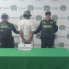 Foto que muestra dos policías y un capturado 