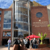 Foto que muestra una fachada en ladrillo con un letrero que dice Universidad Distrital Francisco José de Caldas en Bogotá 
