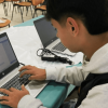 Foto que muestra una persona escribiendo en un computador 
