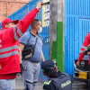 Foto de funcionarios y personas con comparendos durante jornada de limpieza del espacio público en San Andresito San José.