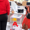 Ciudadanas participan en la votación de propuestas de Presupuestos Participativos en Bogotá.