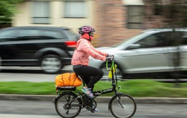 mujer en bicicleta en el día sin carro en Bogotá 