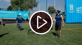 Niños jugando en una cancha sintética de la Alcaldía de Bogotá