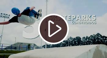 Un patinador usa uno de los skateparks de Bogotá.