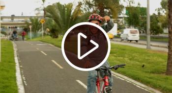 Biciusuario transitando por la cicloruta en Bogotá