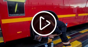 Cerca de 2 millones 500 mil estaciones fueron dañadas Imagen de una persona limpiando un bus de TransMilenio
