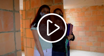 Brigitte Jiménez y su familia recibiendo su casa propia después de ocho años de espera. Foto: Secretaría del Hábitat Brigitte Jiménez y su familia recibiendo su casa propia después de ocho años de espera. Foto: Secretaría del Hábitat