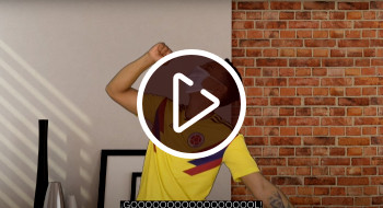 Al gritar o hablar más fuerte se expulsan aerosoles o gotículas que pueden contener el virus. persona celebrando un gol.