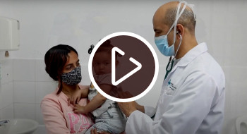 La Subred Centro-Oriente felicita a los médicos y médicas en su día Médico atiende paciente.