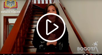 La directora del DADEP explica la función de la casa de la Escuela del Espacio Público. Directora el DADEP.