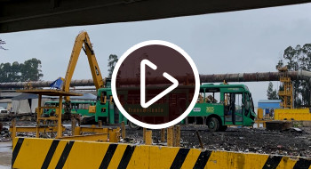 Así se desintegra un bus alimentador de TransMilenio en solo 45 segundos Bus siendo chatarrizado.