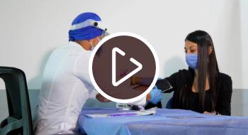 Imagen de una ciudadana haciendo el registro para donación de sangre.